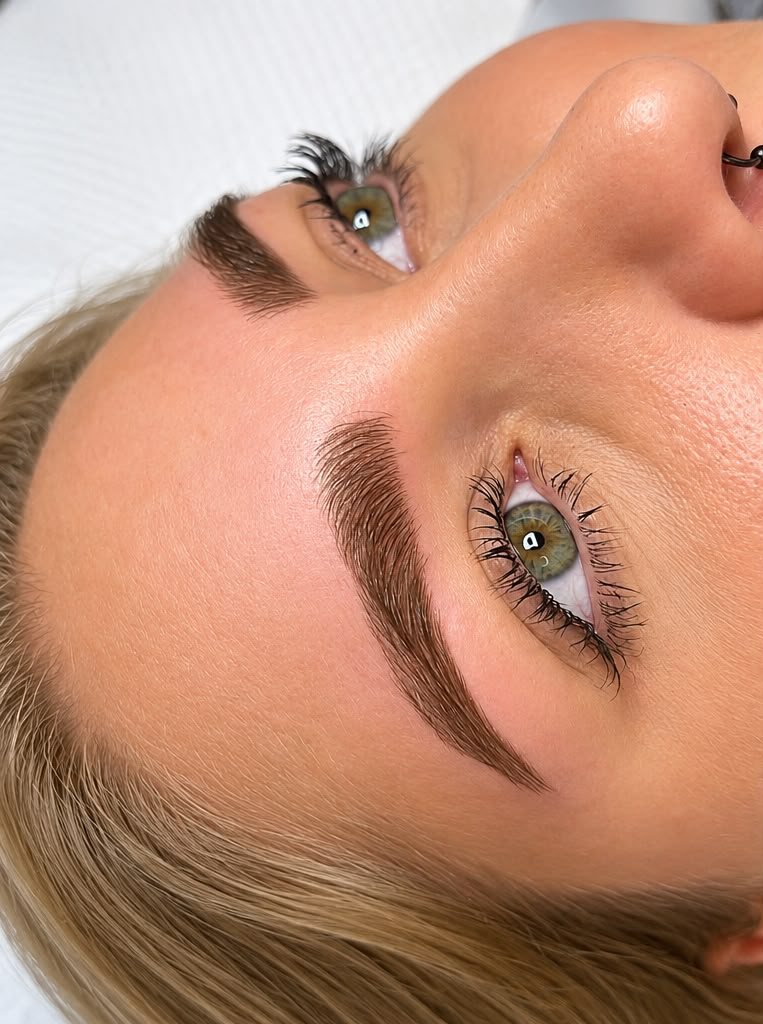 Microblading-Ergebnis von Glory: dichte, natürlich geformte Augenbraue in Nahaufnahme
